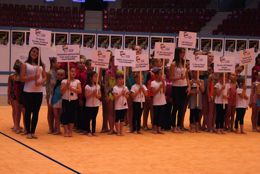 Carlsbad RG Cup 2013 - Naše děvčata v čele slavnostního nástupu 