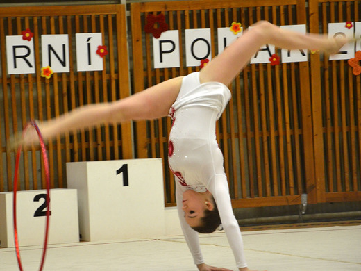 Kristina Bernatová s obručí 06 - Gymnastika KV.JPG
