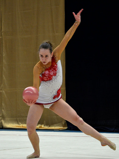 Anna Špičková s míčem 01 - Gymnastika KV.JPG