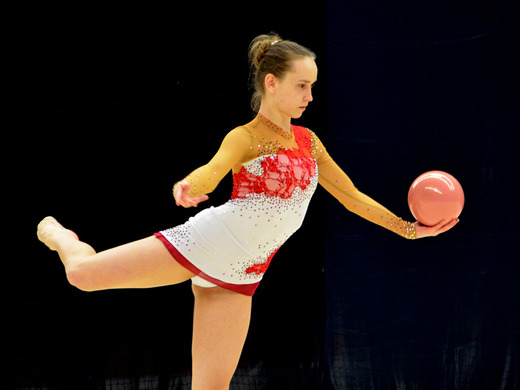 Anna Špičková s míčem 02 - Gymnastika KV.JPG