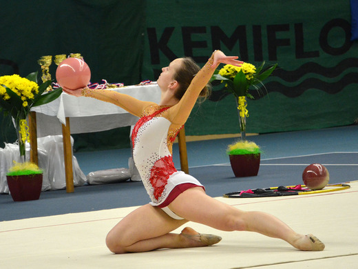 Anna Špičková s míčem 05 - Gymnastika KV.JPG