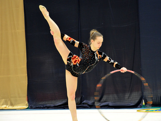 Anna Špičková s obručí 01 - Gymnastika KV.JPG