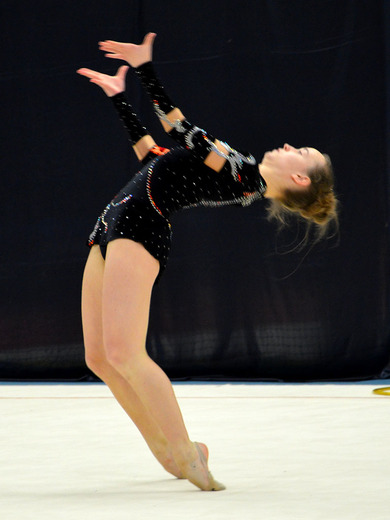 Anna Špičková s obručí 02 - Gymnastika KV.JPG