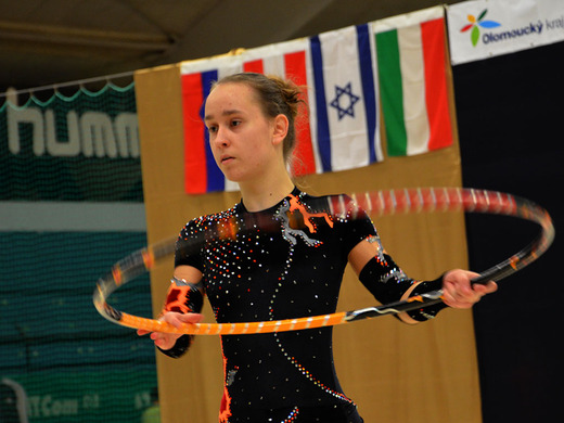 Anna Špičková s obručí 03 - Gymnastika KV.JPG