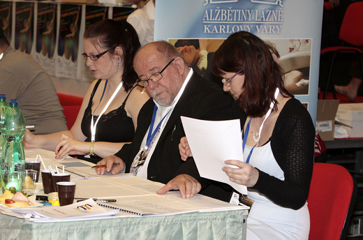 Carlsbad RG Cup 2013 - Hlavní rozhodčí Urminský s hlasatelkou a 