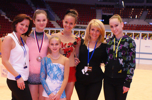 Carlsbad RG Cup 2013 - Karlovarské gymnastky a jejich trenérky.J