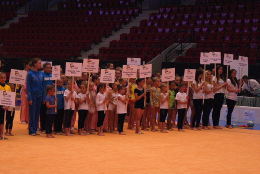 Carlsbad RG Cup 2013 - Naše děvčata v čele slavnostního nástupu 