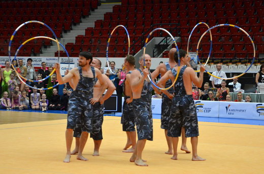 Carlsbad RG Cup - exhibice chomutovští Prdi s obručemi.JPG