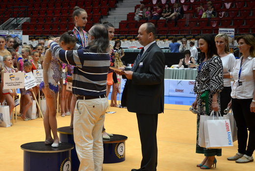 Carlsbad RG Cup - medaile předává Jiří Klsák, náměstek primátora