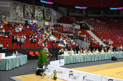 Carlsbad RG Cup - rozhodčí i diváci na svých místech.JPG