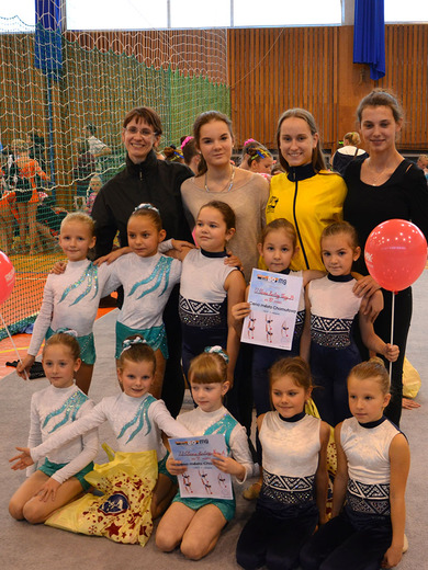 Chomutov pódiovky - s trenérkami.JPG