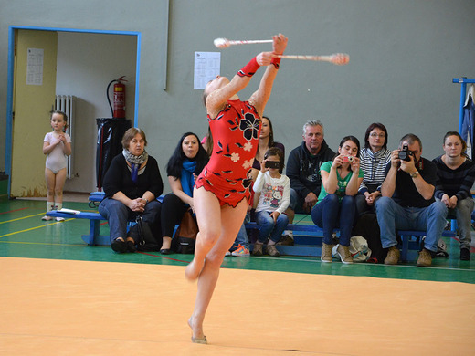 Exhibice Anna Špičková s kužely.JPG
