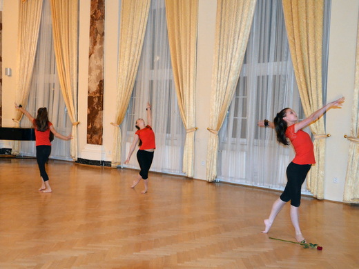 Exhibice moderní gymnastiky - Trio Tango 02.JPG