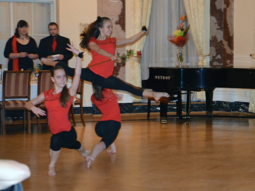 Exhibice moderní gymnastiky - Trio Tango 06.JPG