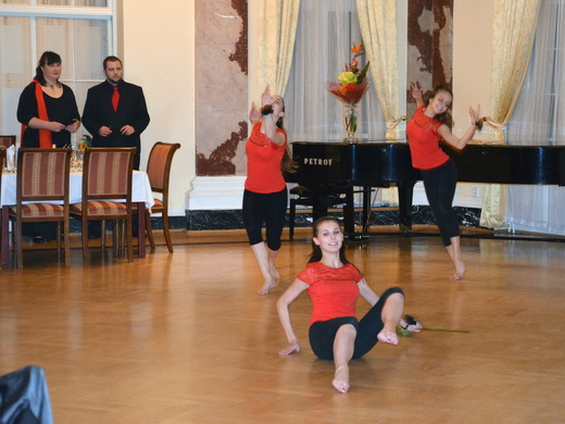 Exhibice moderní gymnastiky - Trio Tango 08.JPG