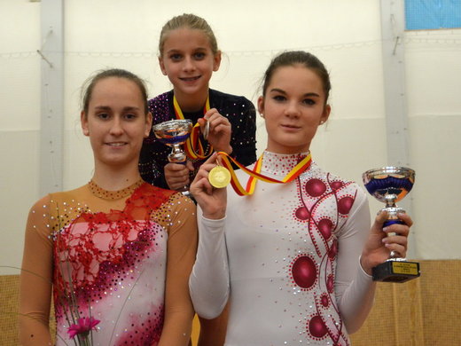 Hradecká stuha - karlovarské moderní gymnastky.jpg