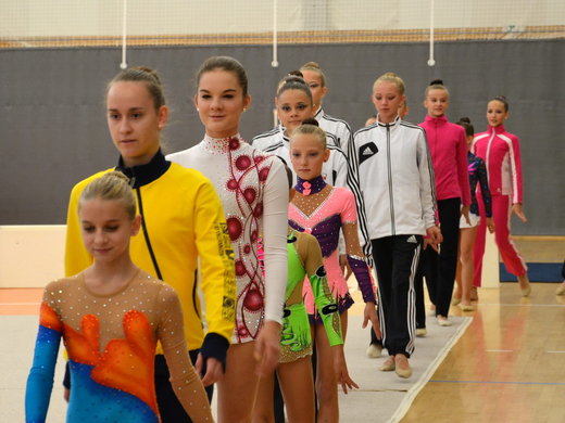 Hradecká stuha - nástup Klára, Anna a Kristina.JPG