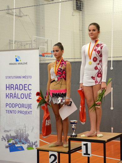 Hradecká stuha - zlatá kristina Bernatová.jpg
