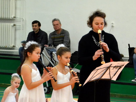 Klára Pelíšková a Kamila Herianová hrají na flétničky.JPG