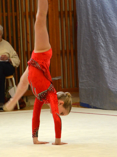 Klára Tamchyová bez náčiní 03 - Gymnastika KV.JPG