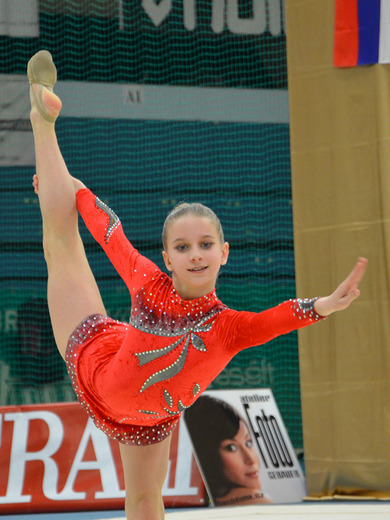 Klára Tamchyová bez náčiní 03 - Gymnastika KV.JPG