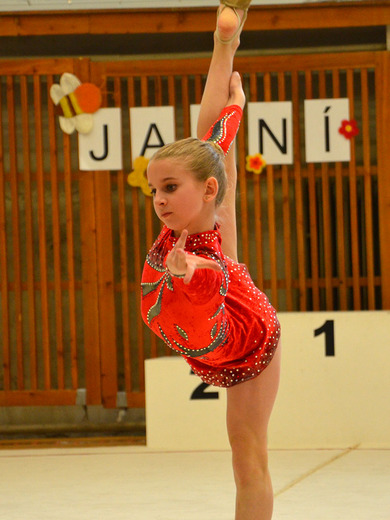 Klára Tamchyová bez náčiní 05 - Gymnastika KV.JPG