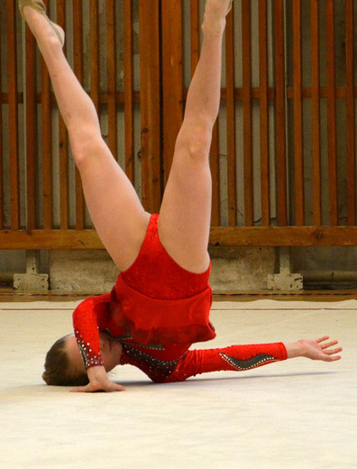 Klára Tamchyová bez náčiní 06 - Gymnastika KV.JPG
