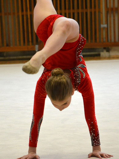 Klára Tamchyová bez náčiní 07 - Gymnastika KV.JPG