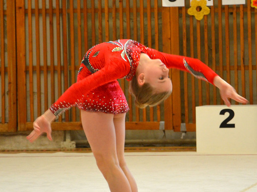 Klára Tamchyová bez náčiní 08 - Gymnastika KV.JPG
