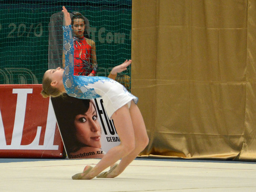 Klára Tamchyová s míčem 01 - Gymnastika KV.JPG