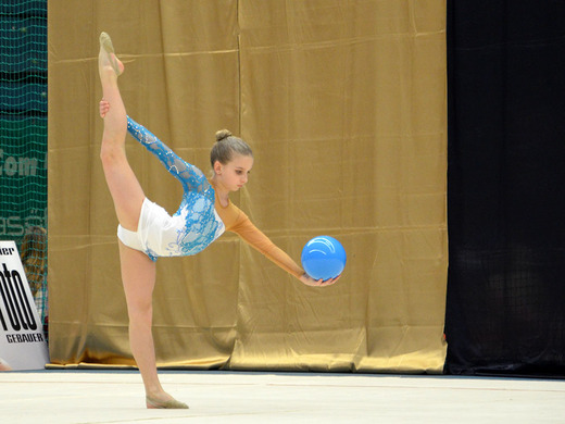 Klára Tamchyová s míčem 02 - Gymnastika KV.JPG