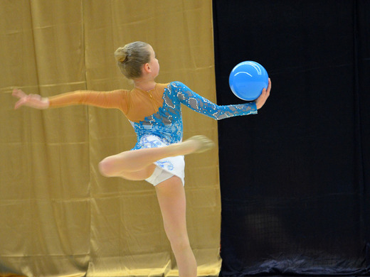 Klára Tamchyová s míčem 03 - Gymnastika KV.JPG