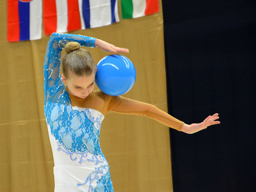 Klára Tamchyová s míčem 04 - Gymnastika KV.JPG