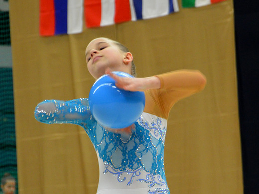 Klára Tamchyová s míčem 05 - Gymnastika KV.JPG