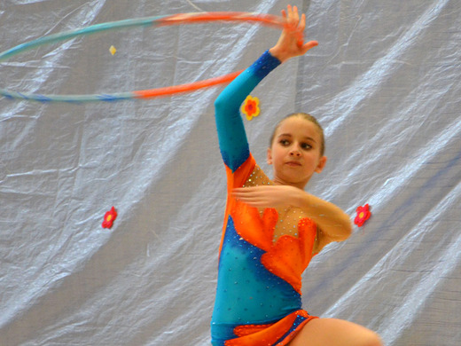 Klára Tamchyová s obručí 01 - Gymnastika KV.JPG