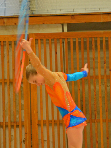 Klára Tamchyová s obručí 02 - Gymnastika KV.JPG