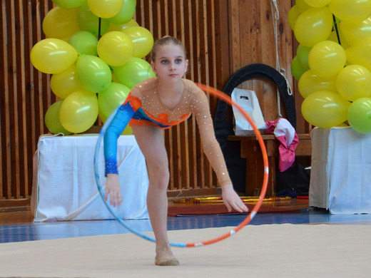 Klára Tamchyová s obručí 04 - Gymnastika KV.JPG