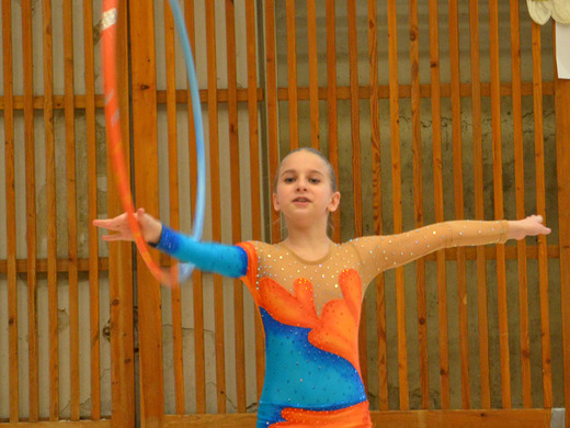 Klára Tamchyová s obručí 04 - Gymnastika KV.JPG
