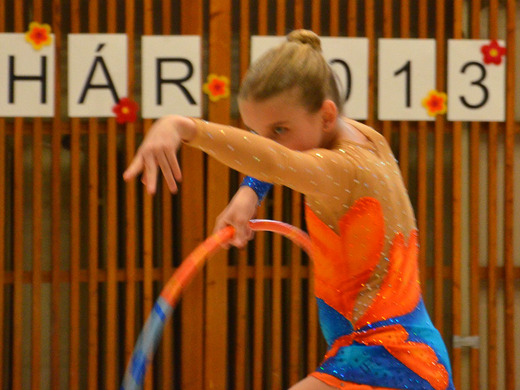 Klára Tamchyová s obručí 05 - Gymnastika KV.JPG