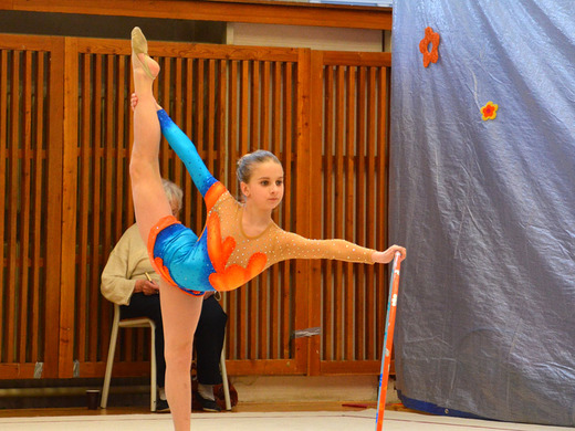 Klára Tamchyová s obručí 06 - Gymnastika KV.JPG