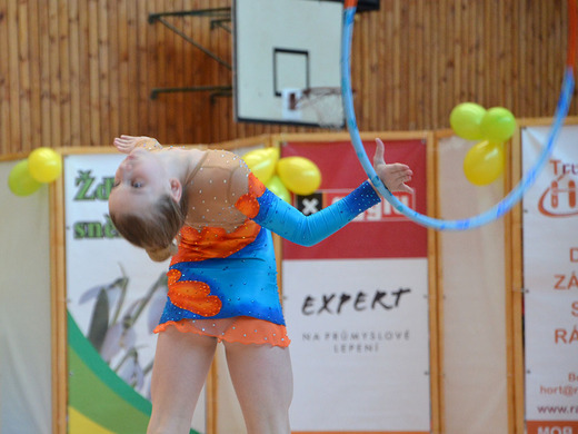 Klára Tamchyová s obručí 07 - Gymnastika KV.JPG