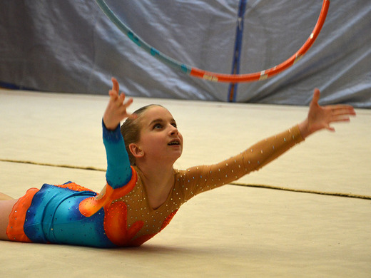 Klára Tamchyová s obručí 07 - Gymnastika KV.JPG