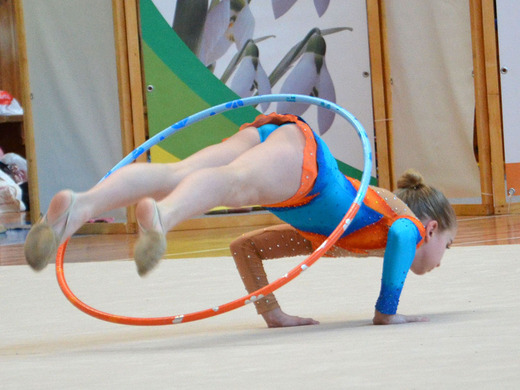Klára Tamchyová s obručí 09 - Gymnastika KV.JPG