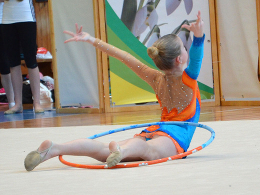 Klára Tamchyová s obručí 10 - Gymnastika KV.JPG