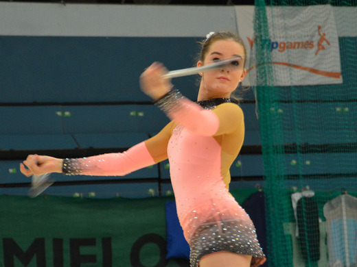 Kristina Bernatová s kužely 01 - Gymnastika KV.JPG