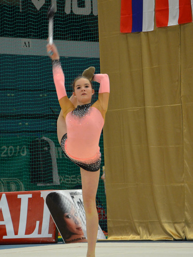 Kristina Bernatová s kužely 02 - Gymnastika KV.JPG