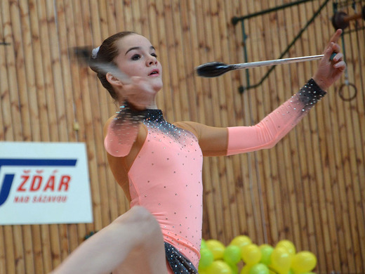 Kristina Bernatová s kužely 04 - Gymnastika KV.JPG