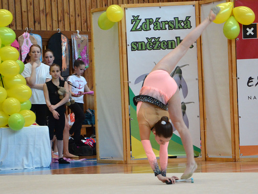 Kristina Bernatová s kužely 08 - Gymnastika KV.JPG
