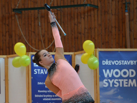 Kristina Bernatová s kužely 09 - Gymnastika KV.JPG