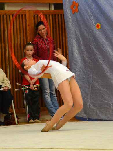 Kristina Bernatová s obručí 01 - Gymnastika KV.JPG
